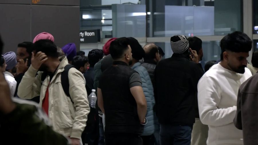 Sejumlah penumpang menunggu informasi penerbangannya mengalami gangguan akibat Letusan gunung berapi di Ethiopia. (Tangkapan Layar Video Reuters/ANI)