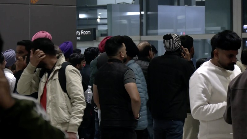 Sejumlah penumpang menunggu informasi penerbangannya mengalami gangguan akibat Letusan gunung berapi di Ethiopia. (Tangkapan Layar Video Reuters/ANI)