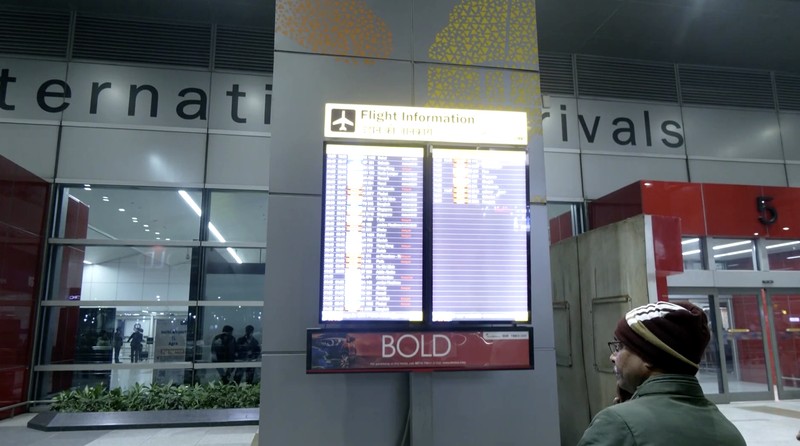 Sejumlah penumpang menunggu informasi penerbangannya mengalami gangguan akibat Letusan gunung berapi di Ethiopia. (Tangkapan Layar Video Reuters/ANI)