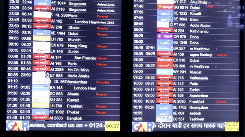 Sejumlah penumpang menunggu informasi penerbangannya mengalami gangguan akibat Letusan gunung berapi di Ethiopia. (Tangkapan Layar Video Reuters/ANI)