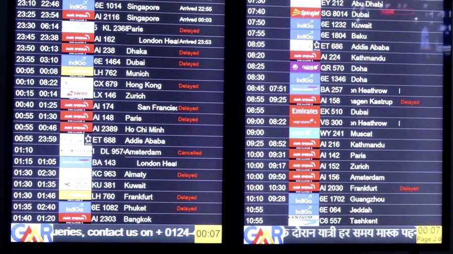 Sejumlah penumpang menunggu informasi penerbangannya mengalami gangguan akibat Letusan gunung berapi di Ethiopia. (Tangkapan Layar Video Reuters/ANI)