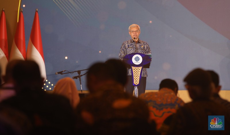 Menteri Ketenagakerjaan, Yassierli menyampaikan laporan dalam acara Naker Award 2025 di Jakarta, Rabu (26/11/2025). (CNBC Indonesia/Faisal Rahman)