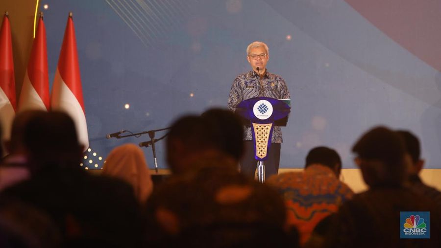 Menteri Ketenagakerjaan, Yassierli menyampaikan laporan dalam acara Naker Award 2025 di Jakarta, Rabu (26/11/2025). (CNBC Indonesia/Faisal Rahman)