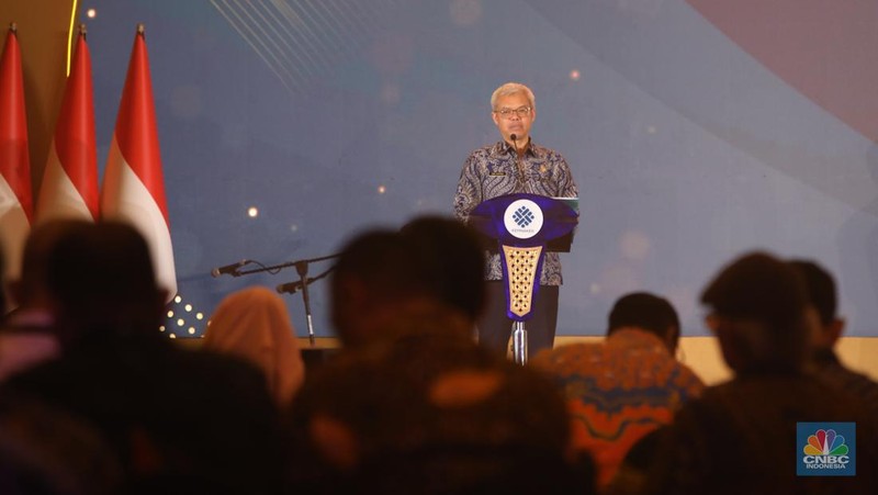 Menteri Ketenagakerjaan, Yassierli menyampaikan laporan dalam acara Naker Award 2025 di Jakarta, Rabu (26/11/2025). (CNBC Indonesia/Faisal Rahman)
