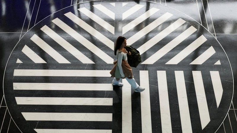 Penumpang berjalan melewati terminal pada hari perjalanan tersibuk di libur Thanksgiving, di Bandara Nasional Ronald Reagan Washington di Arlington, Virginia, AS, 25 November 2025. (REUTERS/Kevin Lamarque)