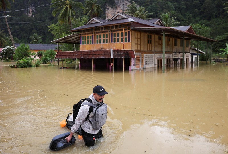 Hujan deras menyebabkan banjir di negara bagian utara Malaysia, yang berbatasan dengan Thailand, di Kangar, Malaysia, Rabu (26/11/2025). (via REUTERS/Royal Thai Navy)