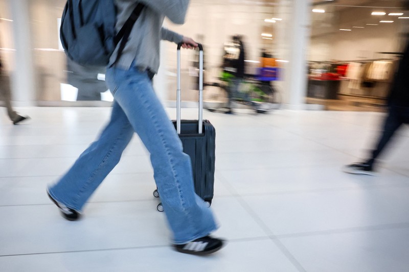 Penumpang berjalan melewati terminal pada hari perjalanan tersibuk di libur Thanksgiving, di Bandara Nasional Ronald Reagan Washington di Arlington, Virginia, AS, 25 November 2025. (REUTERS/Kevin Lamarque)