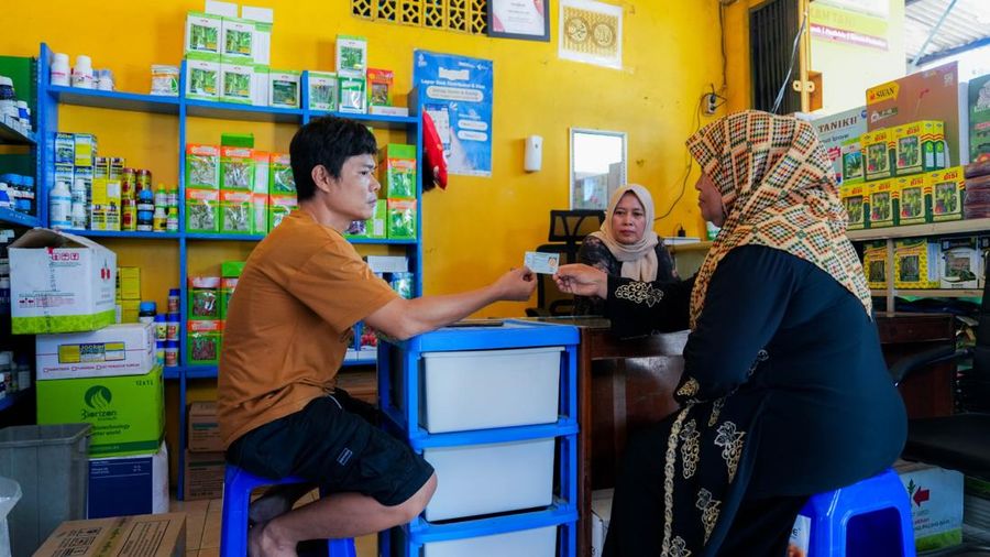 Suasana pelayanan pupuk di salah satu kios di Desa Balai Kambang, Kecamatan Jonggol, Kabupaten Bogor, Provinsi Jawa Barat. (Dok. Badan Komunikasi Pemerintah)