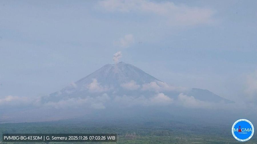 Telah terjadi erupsi G. Semeru, Jawa Timur pada tanggal 26 November 2025 pukul 07:02 WIB dengan tinggi kolom abu teramati &plusmn; 500 m di atas puncak. (Dok. Tim Kerja Gunung Api, Badan Geologi)
