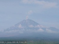 Gunung Semeru Erupsi Jelang Lebaran, Awan Panas Sampai 3,5 KM