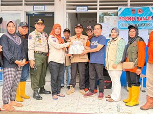 Andre Rosiade Kembali Bagikan Ribuan Nasi Bungkus ke Korban Banjir-Longsor di Padang