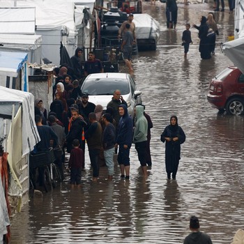Potret Hujan Deras Picu Banjir, Ribuan Tenda Pengungsi Gaza Terendam