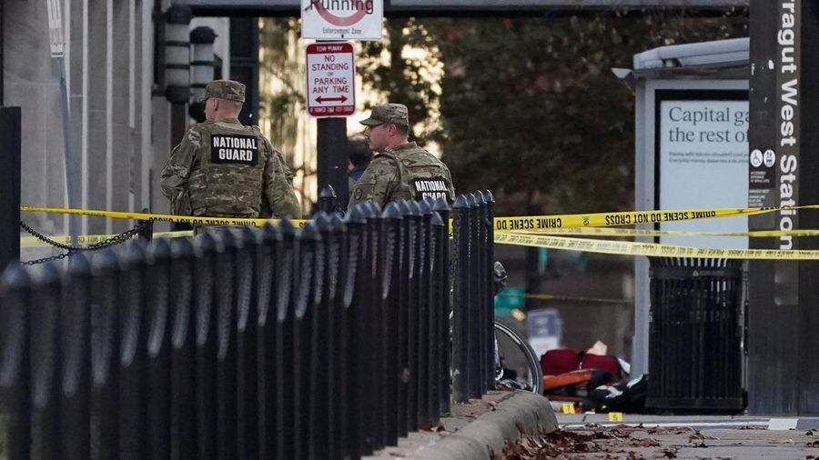 Anggota Garda Nasional berdiri di area yang ditutup dengan penanda bukti yang ditempatkan di tanah, setelah dua anggota Garda Nasional ditembak di dekat Gedung Putih di Washington, D.C., AS, 26 November 2025. (REUTERS/Nathan Howard)
