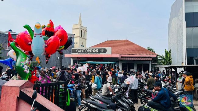 Antrean Warga Mengeluar di Kantor Pos untuk Cairkan BLTS Sejak Pagi