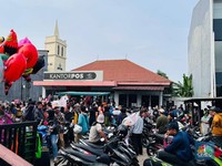 Antrean Warga Mengeluar di Kantor Pos untuk Cairkan BLTS Sejak Pagi