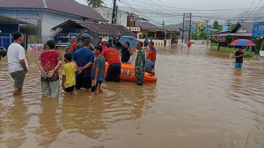 Banjir dan tanah longsor yang melanda sejumlah wilayah di Kota Sibolga, Sumatra Utara. (Dok. TNI AD)