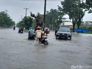 Simpang Jalan RS Haji dan Selamat Ketaren Terendam Banjir, Kendaraan Nyangkut