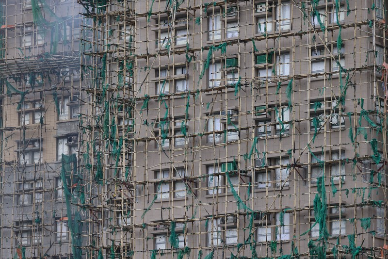 Polisi berjaga di lokasi kebakaran besar di perumahan Wang Fuk Court, di mana api melalap perancah bambu di beberapa blok, menewaskan sedikitnya 44 orang dan menyebabkan hampir 300 orang hilang, di Tai Po, Hong Kong, Tiongkok, 27 November 2025. (REUTERS/Tyrone Siu)