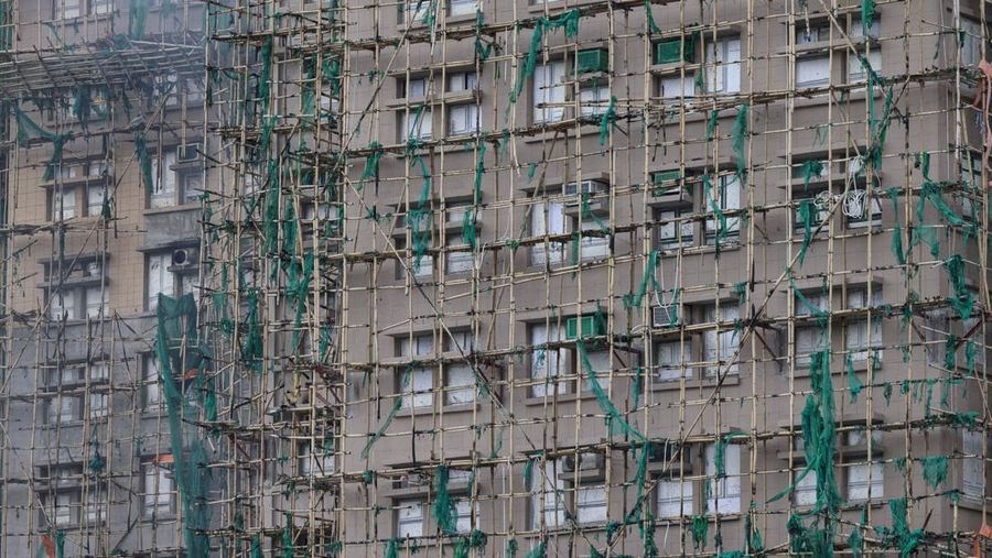 Polisi berjaga di lokasi kebakaran besar di perumahan Wang Fuk Court, di mana api melalap perancah bambu di beberapa blok, menewaskan sedikitnya 44 orang dan menyebabkan hampir 300 orang hilang, di Tai Po, Hong Kong, Tiongkok, 27 November 2025. (REUTERS/Tyrone Siu)