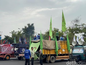 Buruh Blokade Jalan Pahlawan Depan Kantor Gubernur Jatim, Lalin Dialihkan