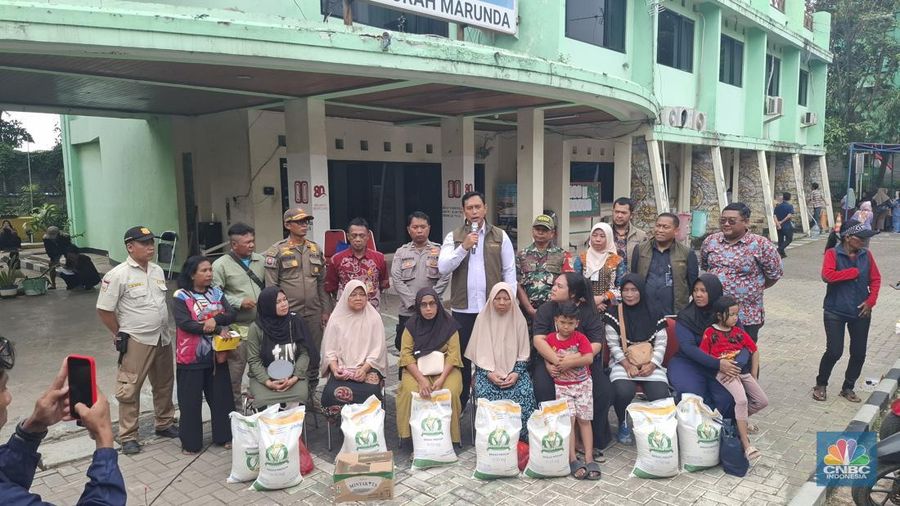 Direktur Utama (Dirut) Bulog Ahmad Rizal Ramdani dalam konferensi pers di Marunda, Jakarta Utara, Kamis (27/11/2025). (CNBC Indonesia/Chandra Dwi Pranata)