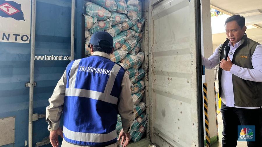 Direktur Utama (Dirut) Bulog Ahmad Rizal Ramdani saat melakukan inspeksi mendadak (sidak) di pergudangan Tanjung Priok, Jakarta Utara, Kamis (27/11/2025). (CNBC Indonesia/Chandra Dwi Pranata)