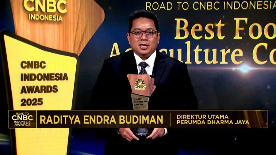 Direktur Utama Perumda Dharma Jaya, Raditya Endra Budiman menerima penghargaan dalam Road to CNBC Indonesia Awards 2025 dengan Kategori Best Food & Agriculture Companies di Jakarta, Kamis (27/11/2025). (CNBC Indonesia TV)