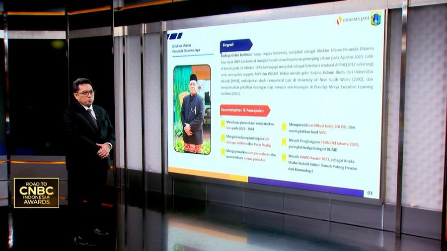 Direktur Utama Perumda Dharma Jaya, Raditya Endra Budiman saat menyampaikan paparan dalam Road to CNBC Indonesia Awards 2025 dengan Kategori Best Food & Agriculture Companies di Jakarta, Kamis (27/11/2025). (CNBC Indonesia TV)