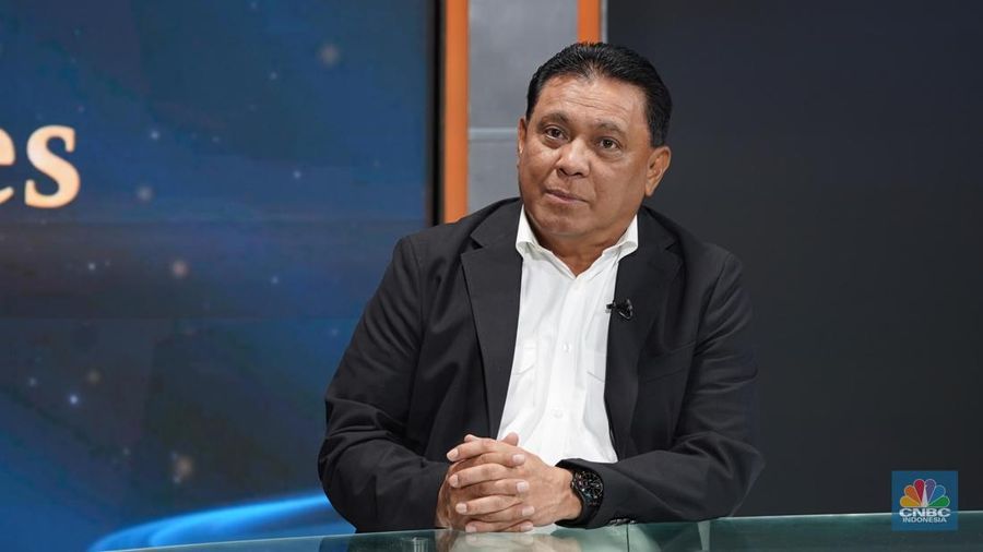 Direktur Utama PT Garam, Abraham Mose saat menyampaikan paparan dalam Road to CNBC Indonesia Awards 2025 dengan Kategori Best Food & Agriculture Companies di Jakarta, Kamis (27/11/2025). (CNBC Indonesia/Tias Budiarto)