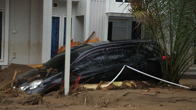 Ramai-Ramai Orang RI Cek Asuransi Mobil Saat Banjir, Ini Mekanismenya