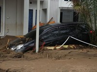 Ramai-Ramai Orang RI Cek Asuransi Mobil Saat Banjir, Ini Mekanismenya