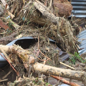 Seram! Padang Darurat Banjir, Air Bah Gulung Mobil, Besi-Kayu Raksasa