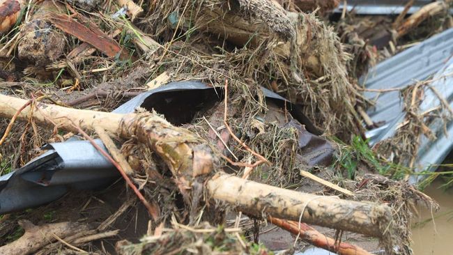 Seram! Padang Darurat Banjir, Air Bah Gulung Mobil, Besi-Kayu Raksasa