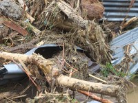 Seram! Padang Darurat Banjir, Air Bah Gulung Mobil, Besi-Kayu Raksasa