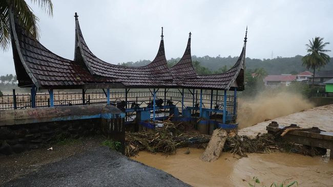 Banjir Bandang di Sumatra Barat, Warga Cari Selamat-Mengungsi ke Hotel