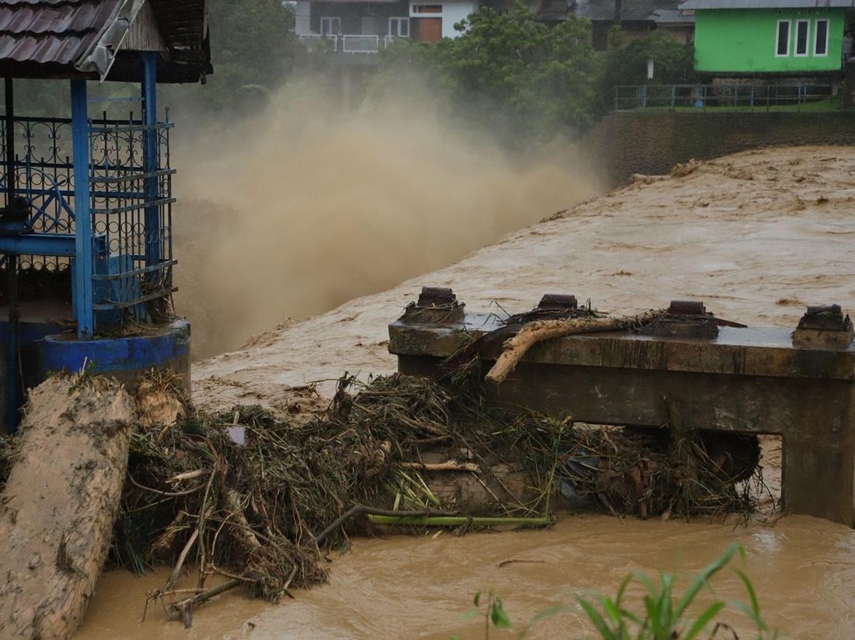 BMKG Peringatkan Waspada Banjir dan Longsor Akibat Siklon Tropis di Sumatera