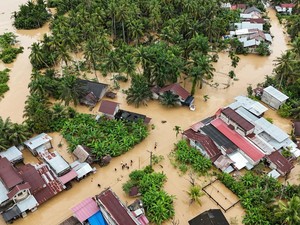 Dramatis! Petugas Pegangan Tali Evakuasi 2 Korban Terseret Banjir Deras di Aceh