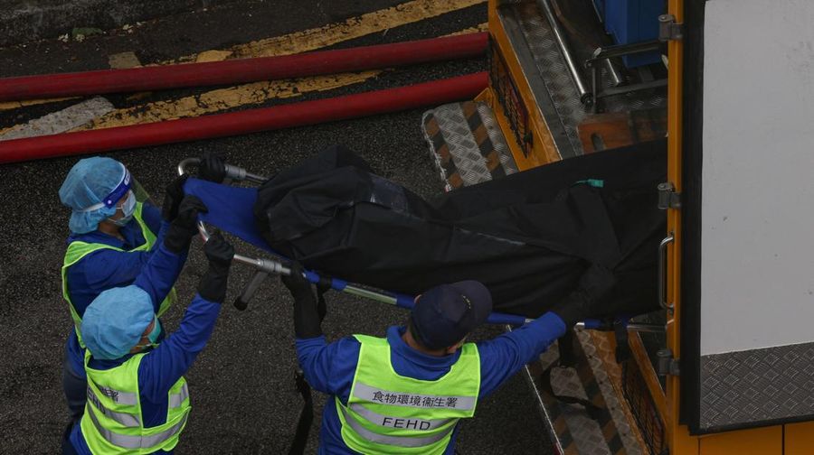 Polisi berjaga di lokasi kebakaran besar di perumahan Wang Fuk Court, di mana api melalap perancah bambu di beberapa blok, menewaskan sedikitnya 44 orang dan menyebabkan hampir 300 orang hilang, di Tai Po, Hong Kong, Tiongkok, 27 November 2025. (REUTERS/Tyrone Siu)