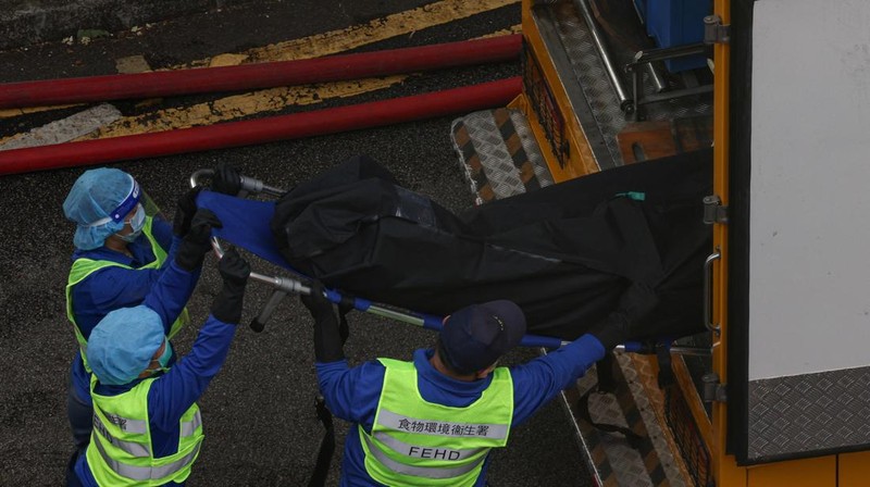 Polisi berjaga di lokasi kebakaran besar di perumahan Wang Fuk Court, di mana api melalap perancah bambu di beberapa blok, menewaskan sedikitnya 44 orang dan menyebabkan hampir 300 orang hilang, di Tai Po, Hong Kong, Tiongkok, 27 November 2025. (REUTERS/Tyrone Siu)