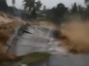 Video: Detik-detik Jembatan Gunung Nago di Padang Ambruk Dihantam Banjir