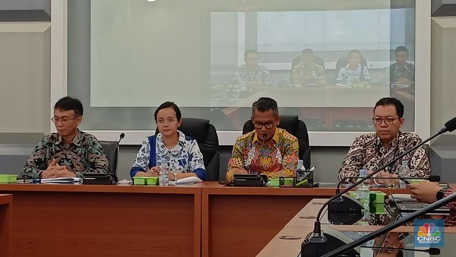 Juru bicara Kemenperin Febri Hendri Antoni Arif (tiga dari kiri). (CNBC Indonesia/Ferry Sandi)
