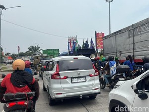 Macet Panjang di Bundaran Waru Imbas Demo Buruh Tuntut UMP Naik