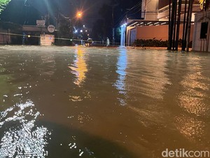 Sejumlah Ruas Jalan di Medan Masih Banjir Malam Ini, Ketinggian hingga Sepaha