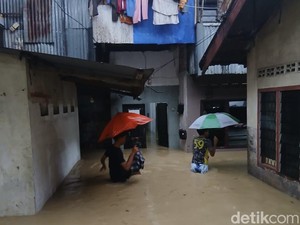 Kota Medan Direndam Banjir, BPBD Lakukan Evakuasi