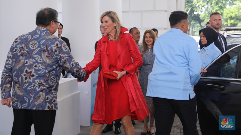 Penasihat Khusus Sekretaris Jenderal PBB untuk Kesehatan Finansial (UNSGSA) yang juga Ratu Belanda Maxima (tengah) bersama Menteri Koordinator Bidang Perekonomian Airlangga Hartarto (kiri) dan Ketua Dewan Komisioner Otoritas Jasa Keuangan (OJK) Mahendra Siregar (kanan) saat mengikuti Ministerial Group Meeting for Financial Health di Gedung A.A. Maramis, Kompleks Kemenkeu, Jakarta, Kamis, (27/11/2025). (CNBC Indonesia/Faisal Rahman)