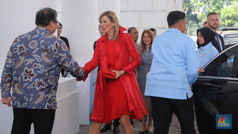 Penasihat Khusus Sekretaris Jenderal PBB untuk Kesehatan Finansial (UNSGSA) yang juga Ratu Belanda Maxima (tengah) bersama Menteri Koordinator Bidang Perekonomian Airlangga Hartarto (kiri) dan Ketua Dewan Komisioner Otoritas Jasa Keuangan (OJK) Mahendra Siregar (kanan) saat mengikuti Ministerial Group Meeting for Financial Health di Gedung A.A. Maramis, Kompleks Kemenkeu, Jakarta, Kamis, (27/11/2025). (CNBC Indonesia/Faisal Rahman)