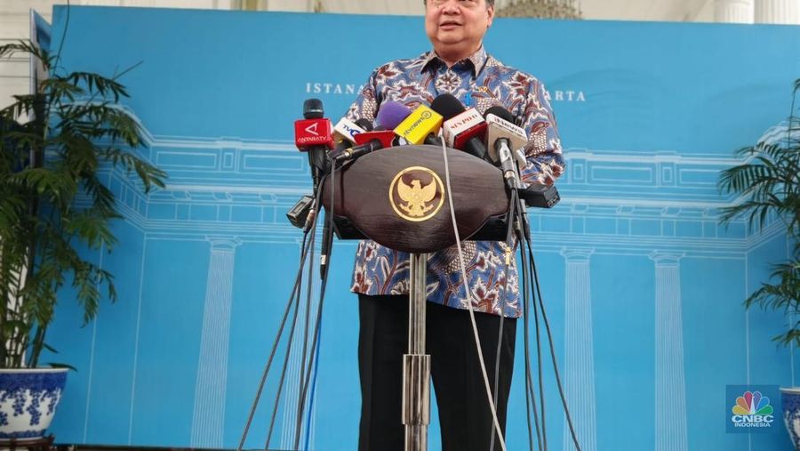 Menteri Koordinator bidang Perekonomian Airlangga Hartarto di Istana Merdeka, Kamis (27/11/2025). (CNBC Indonesia/Emir Yanwardhana)