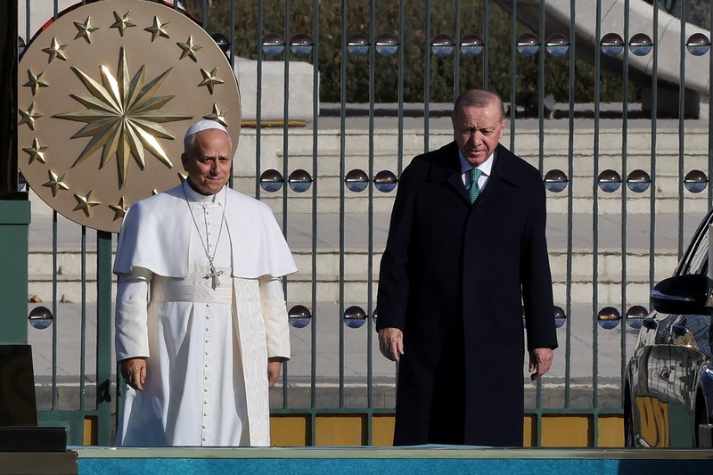 Paus Leo XIV dan Presiden Turki Tayyip Erdogan bertemu di Istana Kepresidenan, dalam perjalanan apostolik pertama Paus, di Ankara, Turki, 27 November 2025. (REUTERS/Umit Bektas)