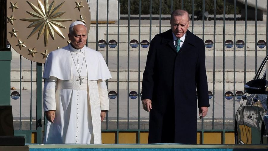 Paus Leo XIV dan Presiden Turki Tayyip Erdogan bertemu di Istana Kepresidenan, dalam perjalanan apostolik pertama Paus, di Ankara, Turki, 27 November 2025. (REUTERS/Umit Bektas)