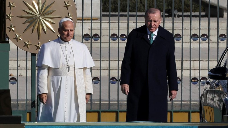 Paus Leo XIV dan Presiden Turki Tayyip Erdogan bertemu di Istana Kepresidenan, dalam perjalanan apostolik pertama Paus, di Ankara, Turki, 27 November 2025. (REUTERS/Umit Bektas)